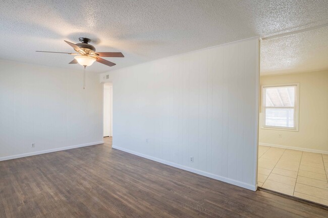 Building Photo - 3 Bed / 1 Bath in North Tulsa!