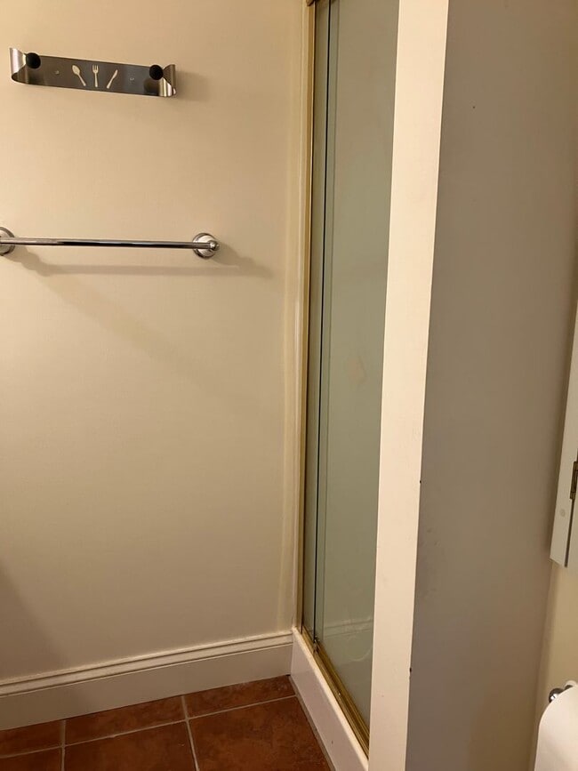 Building Photo - Furnished 6 month rental