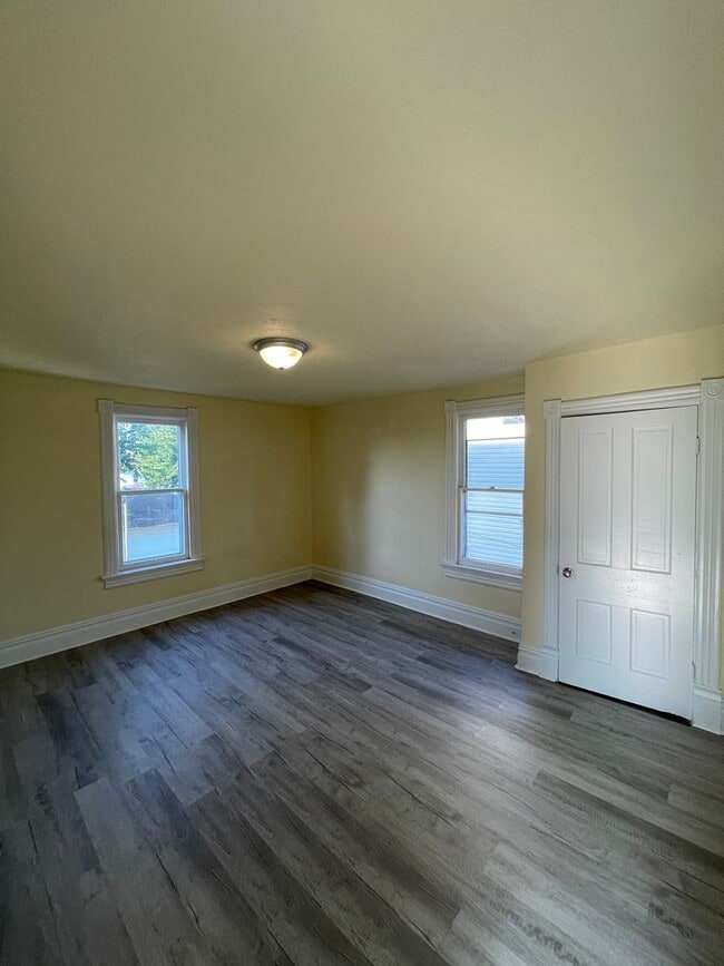 Building Photo - Beautifully renovated 3 bedroom home in Ne...