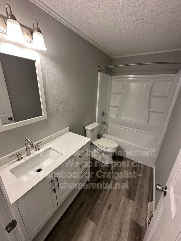 Building Photo - 708 NW Mock Ave