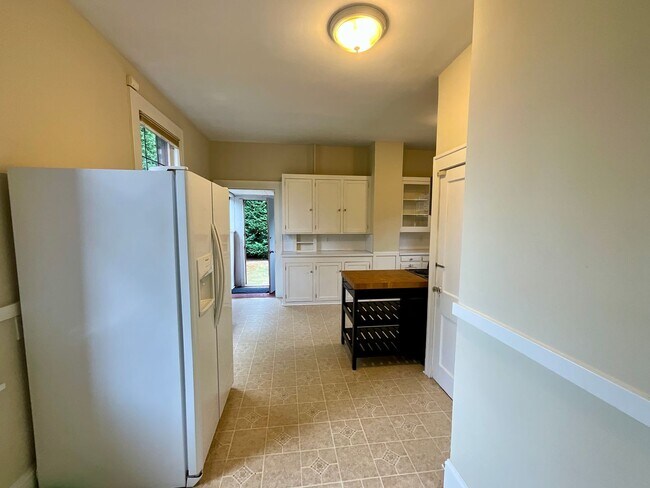 Building Photo - $500 Move In Special - Beautiful 3-bedroom...