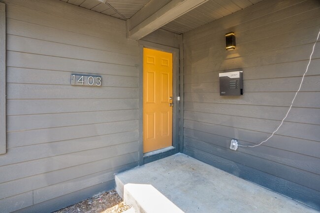 Building Photo - BEAUTIFULLY-RENOVATED JEFFERSON HEIGHTS HOME