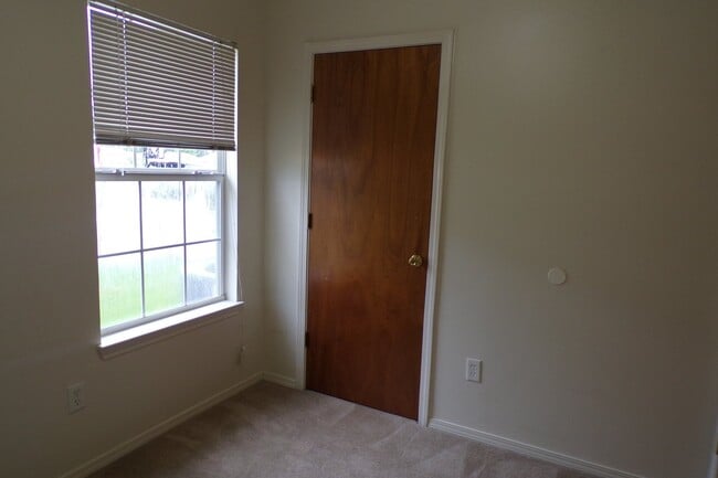 Building Photo - Southwest Pensacola 3BR/2BA Patio Home Ava...