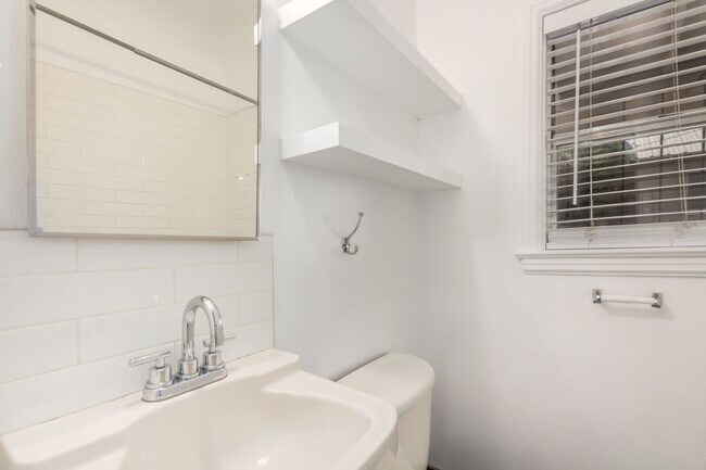 Building Photo - One Bedroom Single Family Home - Garfield District - First Month Free!