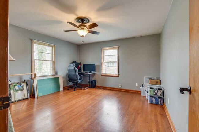 Building Photo - Charming Kingsport Home with Expansive Bas...