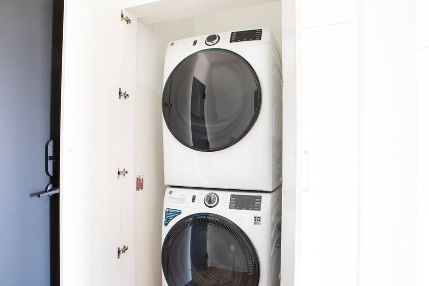 Building Photo - 1237 N Van Buren St