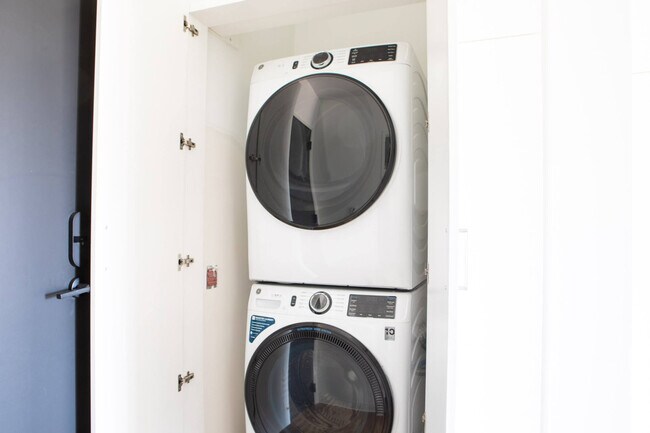 Building Photo - 1237 N Van Buren St