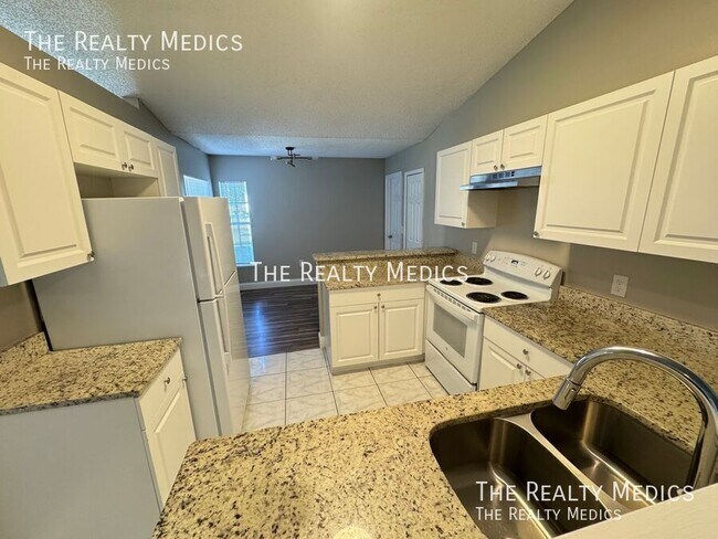 Building Photo - 313 Azincourt Ln