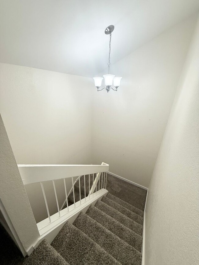 Building Photo - Pet Friendly Hidden Gem Unit- 3 BD/ 2.5 Ba...