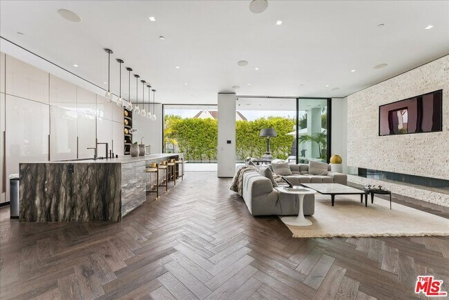 Building Photo - 213 S La Peer Dr