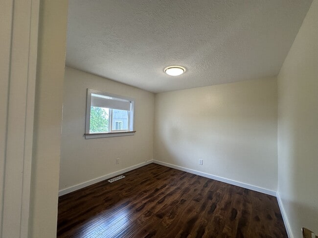 Building Photo - 389 NE Evergreen Ct