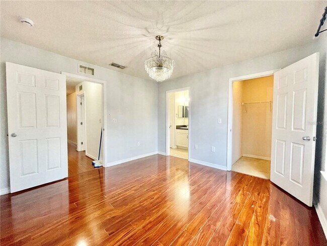 Building Photo - Beautiful 3BR/2.5BA Corner Townhome in Hai...