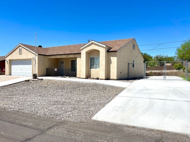 Building Photo - Inviting 3 Bedroom Home with RV Parking an...