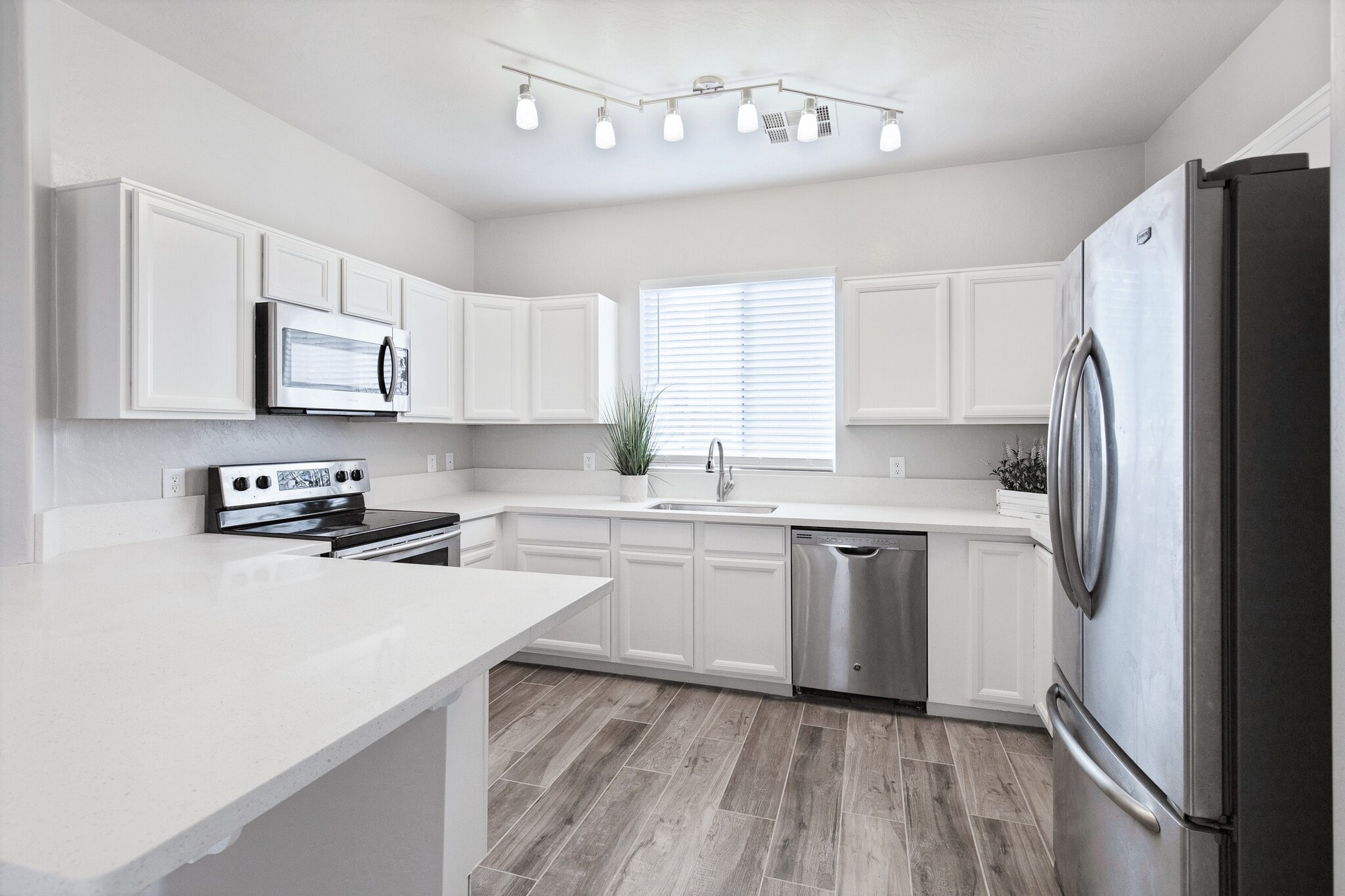 Kitchen - 664 E Mariposa Pl