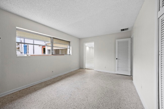 Building Photo - 1828 N Palmway