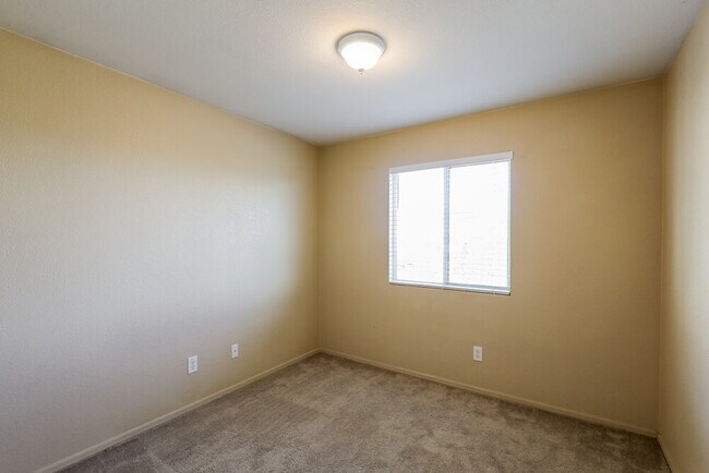 Building Photo - 1316 S Flaxseed Dr