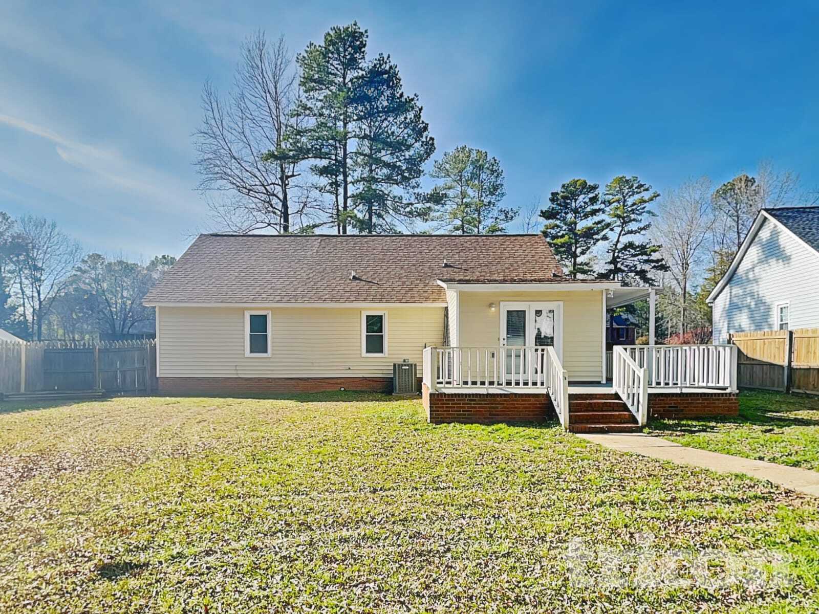 Building Photo - 812 N Royal Tower Dr