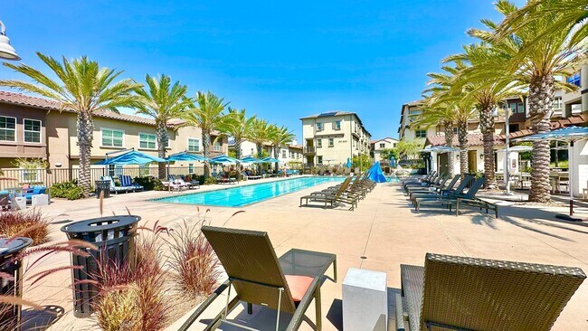Building Photo - Beautiful "Model" Show Townhome in the Gat...