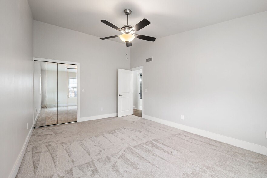 Building Photo - 38887 Country Cir