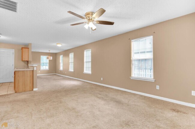 Building Photo - Charming 3 bedroom 2 bath Ranch style home...