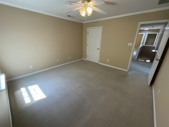 Building Photo - Half Off First Month's rent if you move in by July 31st, Spacious & Elegant 4 BR / 2.5 BA High Po...