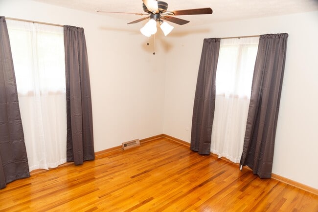 Building Photo - 10976 Shaker Dr