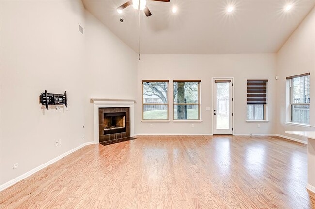 Building Photo - 2916 Zelma Dr