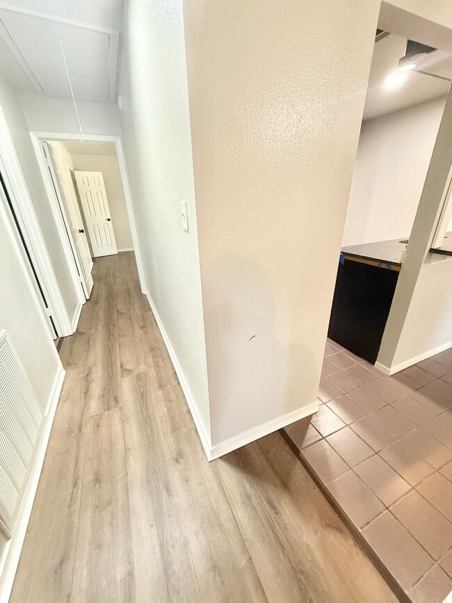 Building Photo - Newly renovated 2-bed/2-bath