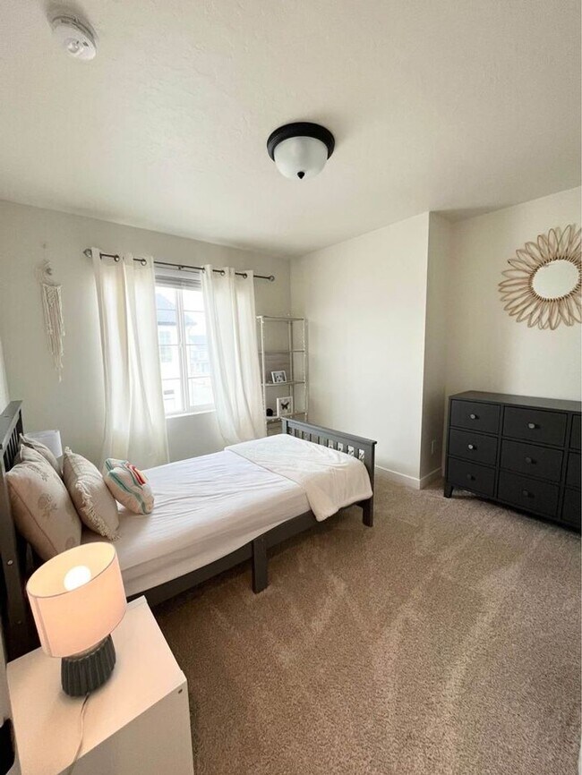 Building Photo - Lovely home for rent in Saratoga Springs.  (Pet Friendly)