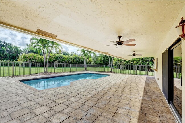 Building Photo - 7120 Hialeah Ln