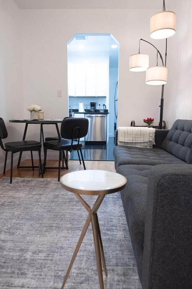 Building Photo - 302 E 104th St