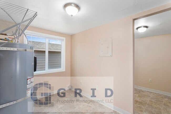 Building Photo - GPM657 - SE Raymond Ct. (T1)