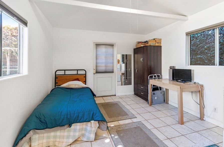 Building Photo - 4593 Hollister Ave