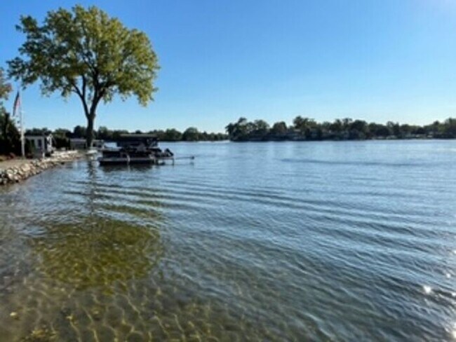 Building Photo - Lake Oakland Lakefront Home - 3 Bedroom 2 ...