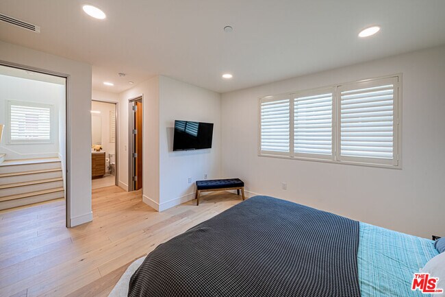 Building Photo - 6142 1/2 Lexington Ave