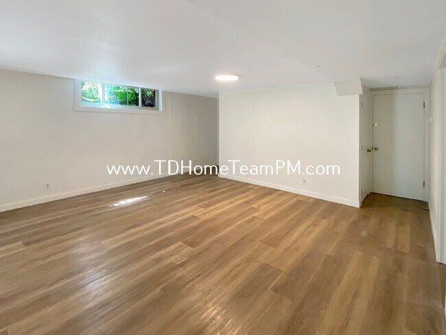 Building Photo - Charming 2-Bedroom Ground Floor Duplex wit...