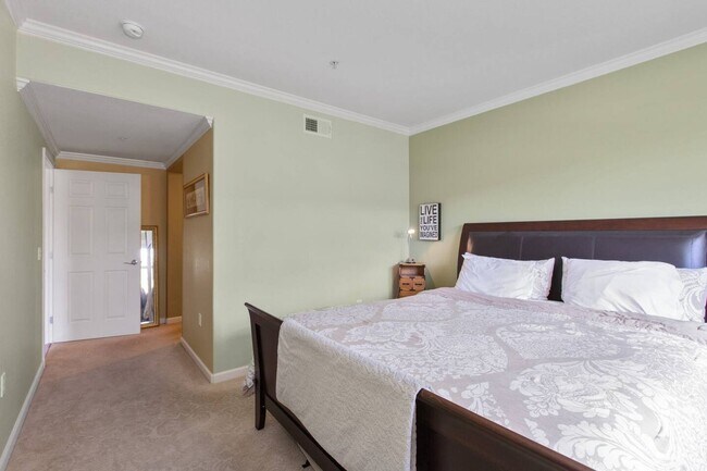 Building Photo - Luxury 1 Bedroom Condo