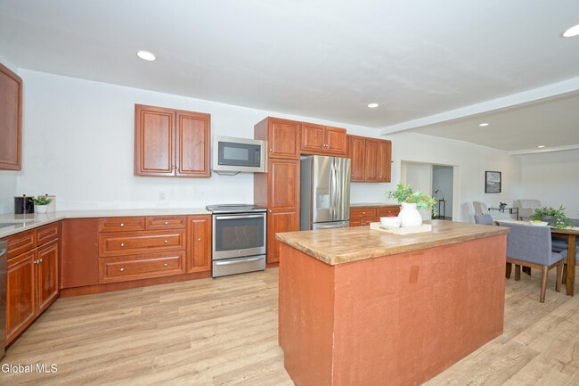 Building Photo - 714 NY-29