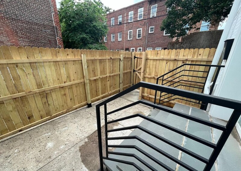 Building Photo - 1916 Poplar St