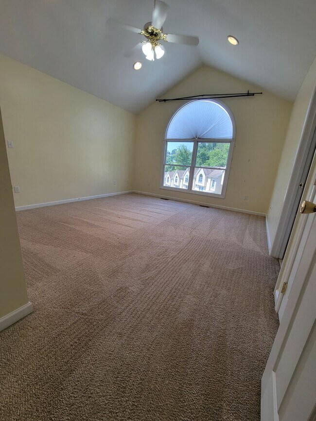 Building Photo - 3 bed 2.5 bath on West Run Road -- Available 04/01/26