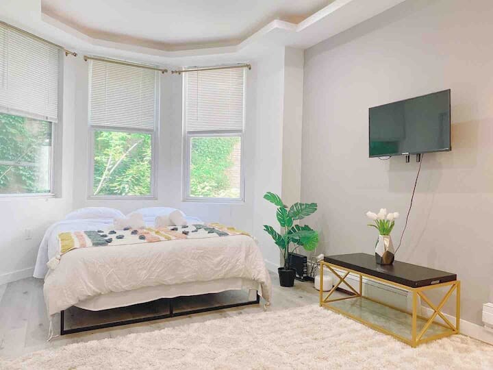 Building Photo - 2402 Spruce St