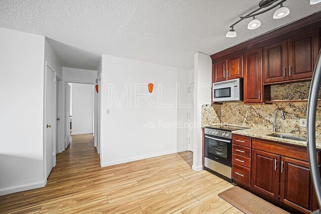 Building Photo - 2540 Shore Blvd