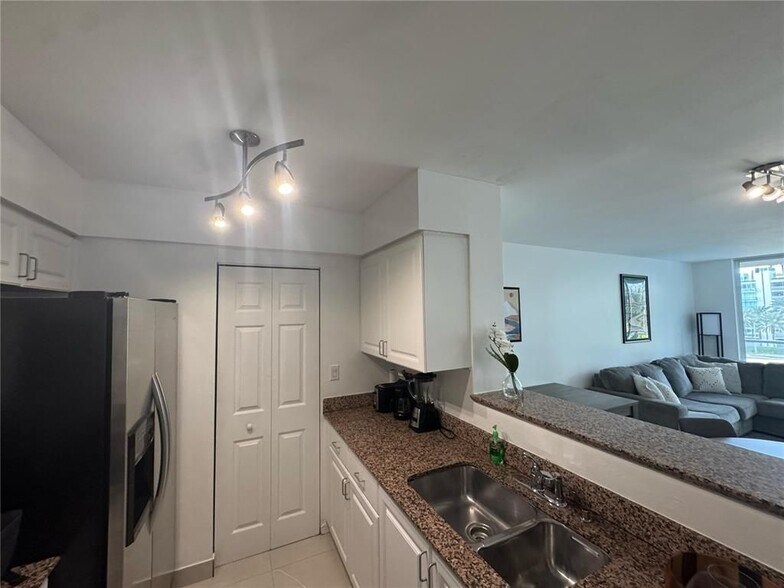 Building Photo - 1155 Brickell Bay Dr