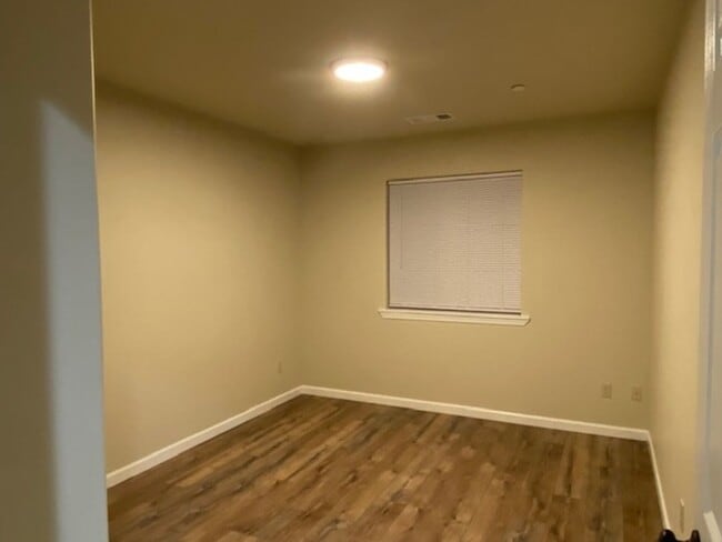 Building Photo - Simply gorgeous 3/2 with 2 car garage, dog...