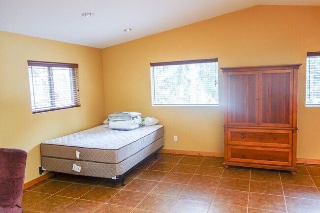 Building Photo - 330 Wilderness Dr