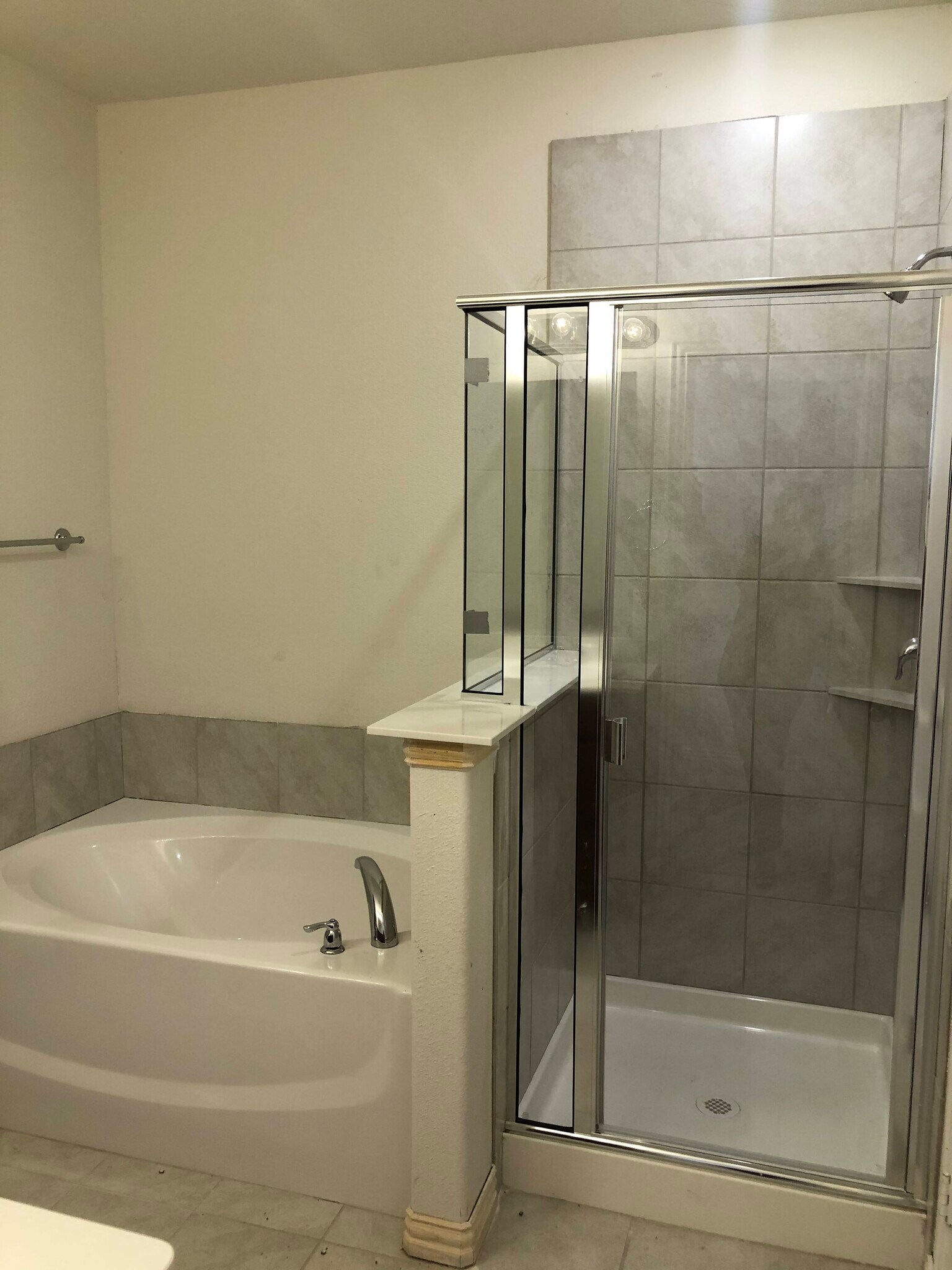 Bath tub and standing shower - 6214 Heron Dr