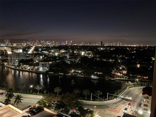 Building Photo - 2625 Collins Ave