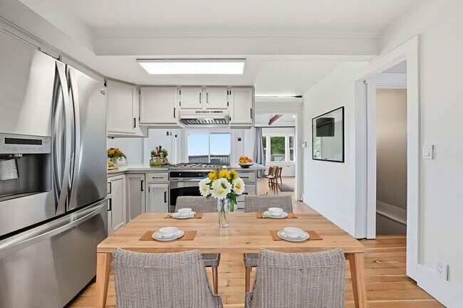 Building Photo - 3 Bed/2.5 Bath Multilevel Home with Amazin...