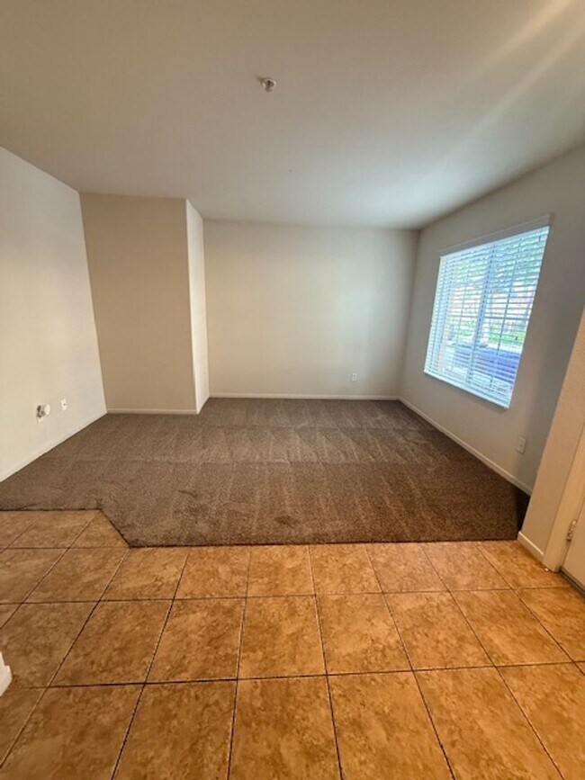 Building Photo - Lovely Otay Ranch townhome