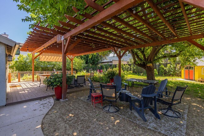 Building Photo - 1113 Sunnyglenn Ave